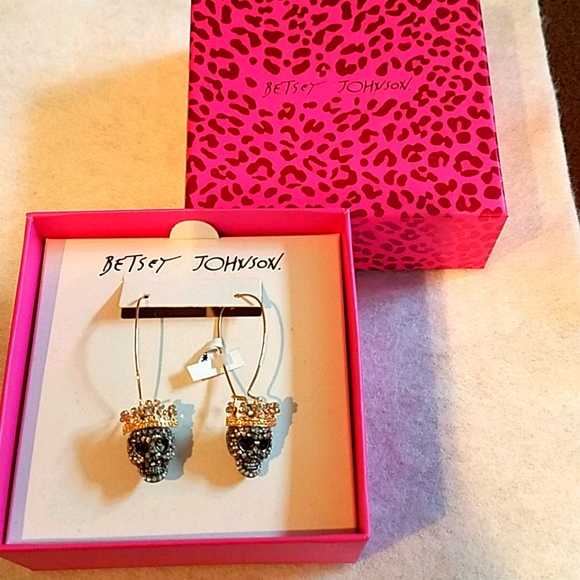 NWT.  Betsey Johnson Crowned Skull Drop Earrings - Picture 1 of 4
